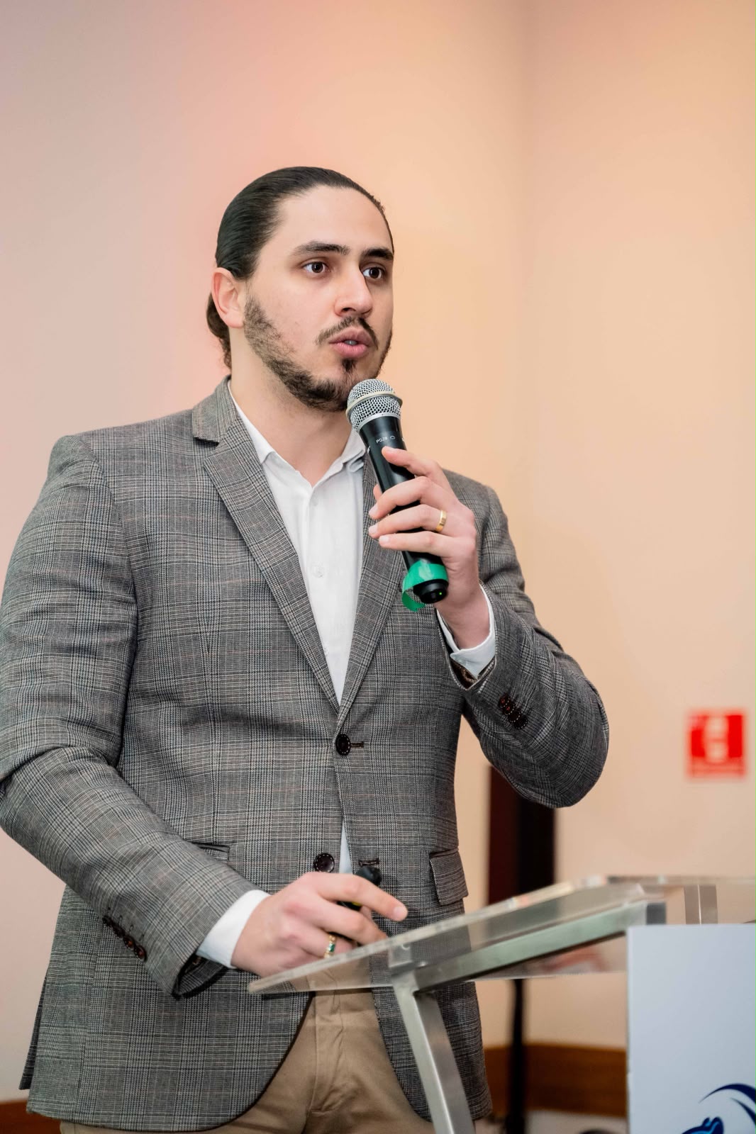 Luyddy Pires em palestra no púlpito