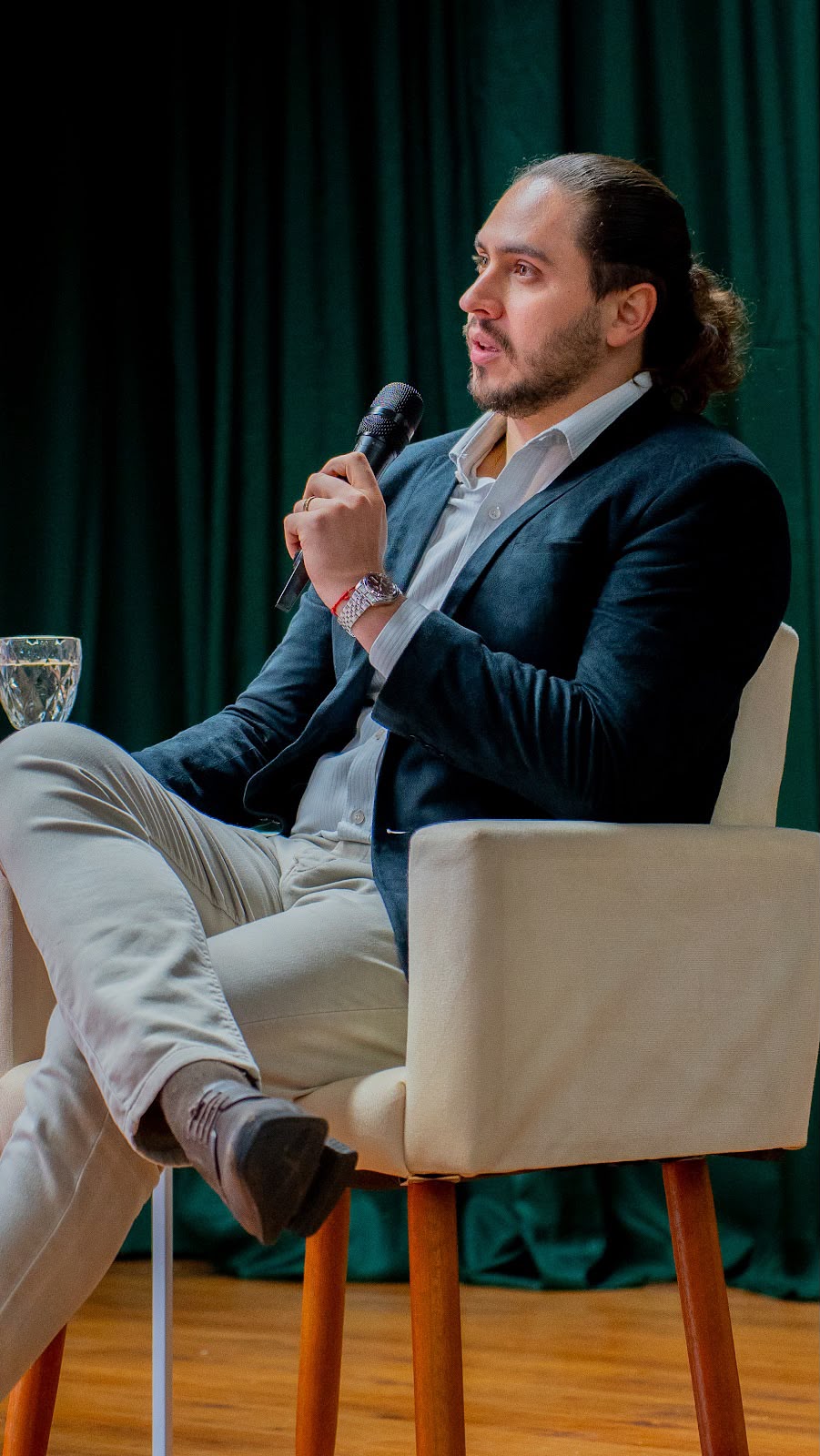 Luyddy Pires em entrevista no palco
